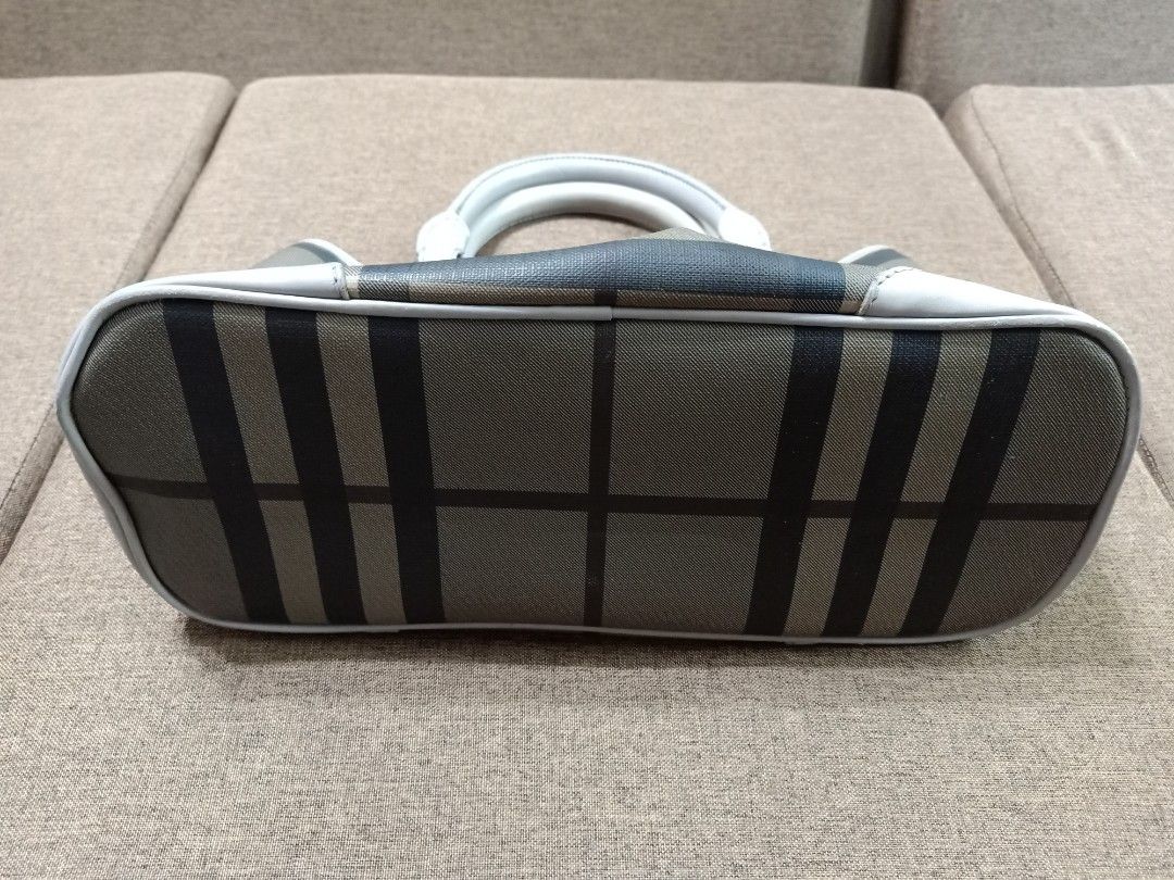 Original burberry leather tote bag (Category: Luxury Bags & Wallets) located in Binmaley. Submitted by fashionluxury058 (Listing ID 1449967686, Image 3). Description: original burberry leather tote bag in good condition size: medium genuine leather.