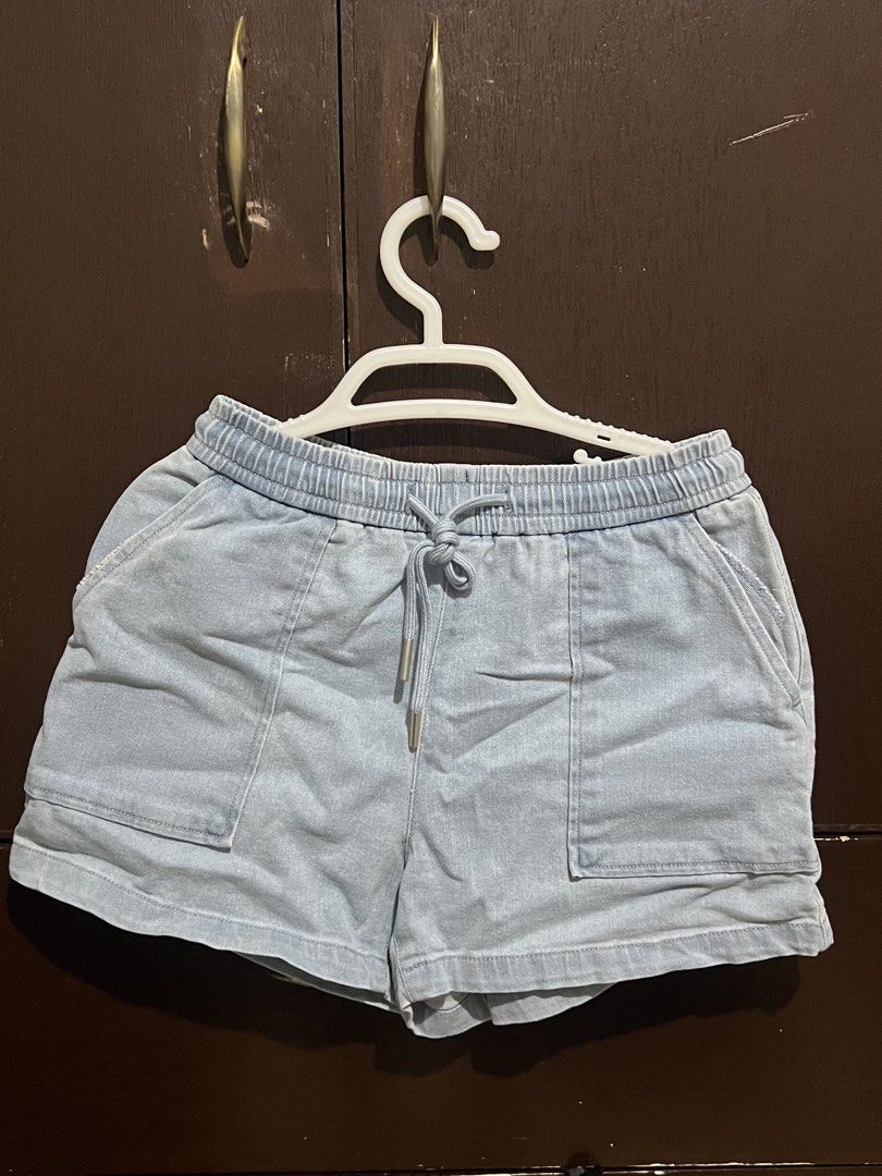 Penshoppe Light Wash Denim Drawstring Shorts (Category: Shorts) located in Batangas. Submitted by k8declutters (Listing ID 1450050580, Image 1). Description: - Light wash denim shorts - Comfortable elastic waistband with drawstring - Two front pockets with flap details.