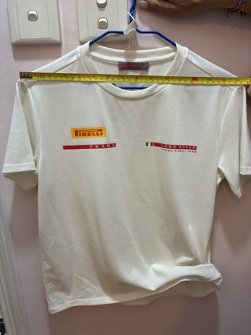 Prada （分類：T-shirt）位於 Hong Kong。 由 sasa25672006 提交（商品編號 1450079164，圖片 3）。簡介： 。