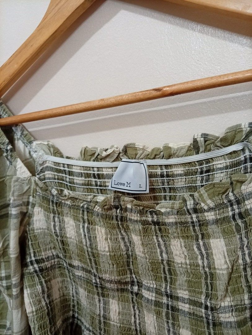 Puff blouse in green from Korea (Category: Blouses) located in Cavite. Submitted by midnightbloom20 (Listing ID 1450031218, Image 2). Description: .