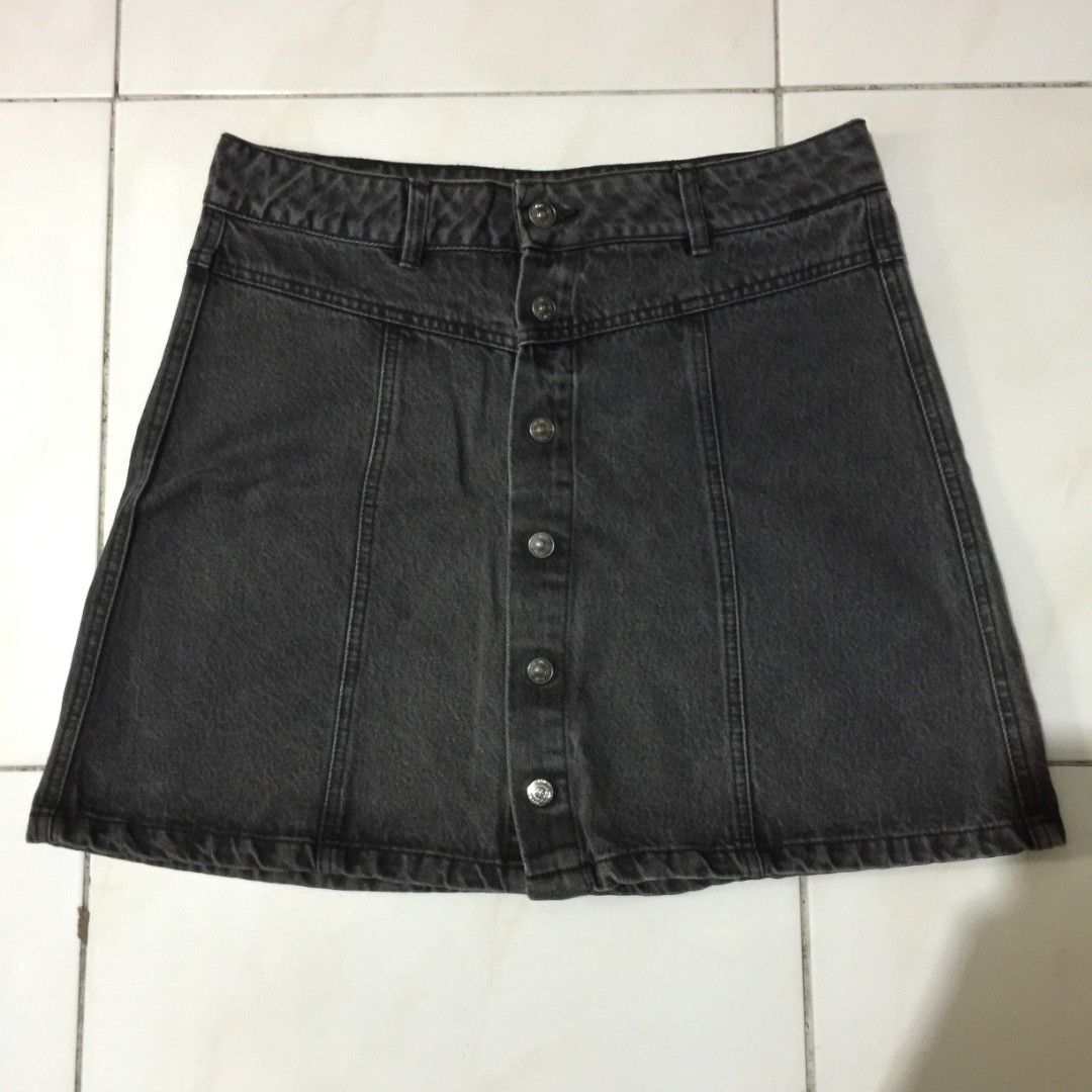 Pull&Bear Black Dark Gray Snap Button-Down Mini Skirt / Denim Skirt (Category: Skirts) located in Pasig City. Submitted by butfirst.declutter (Listing ID 1449972524, Image 1). Description: - Used but not abused - Complete buttons - Size 28 on tag - Color may vary due to lighting - See photos for measurements - Manage your expectations since this is a preloved item. You can message me for inquiries. Kindly read my ‘About’ :> Price is negotiable.