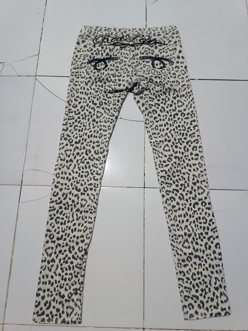 Red Pepper Leopard Print Jeans Size 27 (Category: Jeans) located in Barotac Nuevo. Submitted by gray101 (Listing ID 1450073185, Image 2). Description: - Red Pepper jeans - Size 27 - Unique leopard print - Embroidered details on the back - Zip fly with button closure - Ideal for a bold and stylish look.