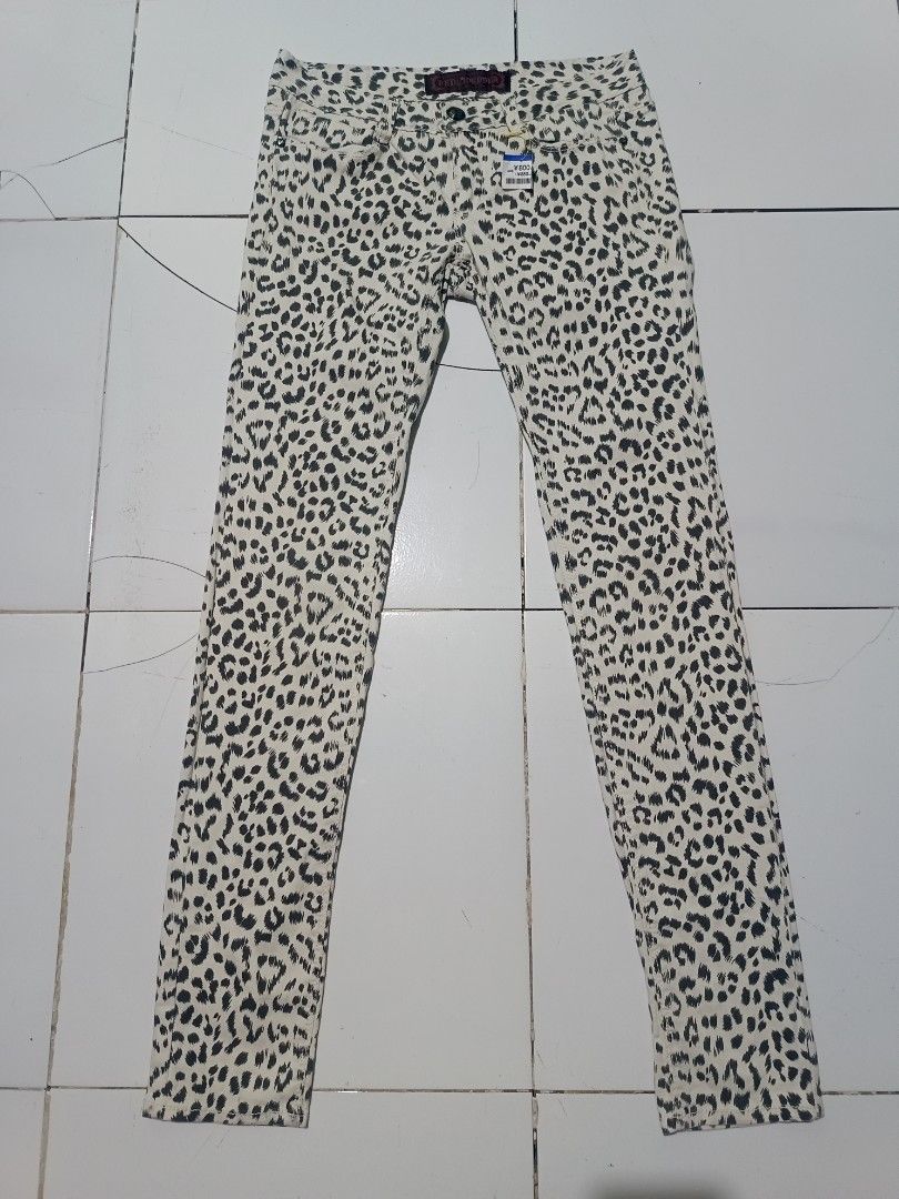 Red Pepper Leopard Print Jeans Size 27 (Category: Jeans) located in Barotac Nuevo. Submitted by gray101 (Listing ID 1450073185, Image 1). Description: - Red Pepper jeans - Size 27 - Unique leopard print - Embroidered details on the back - Zip fly with button closure - Ideal for a bold and stylish look.