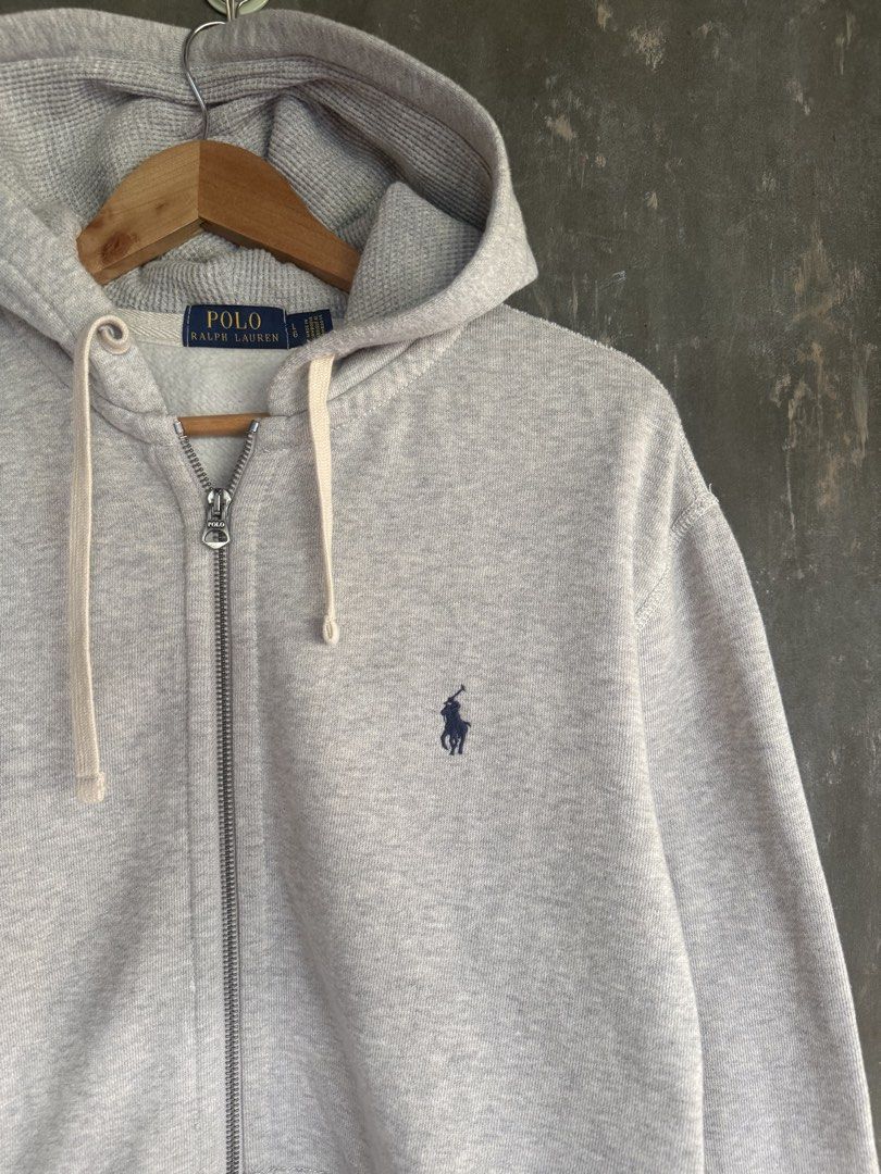 RL Zip Up Hoodie in Heather Gray (Category: Hoodies) located in San Leonardo. Submitted by driftbyel (Listing ID 1450103072, Image 2). Description: RL Zip Up Hoodie in Heather Gray - Complete Tags✅ - Classic✨ L on tag, fits M-L Measurements: Width: 23” Length: 27” Very Good Condition Color rate: 9.7/10 issue: None Mine: ₱2799 📌 (Read notes before buying).