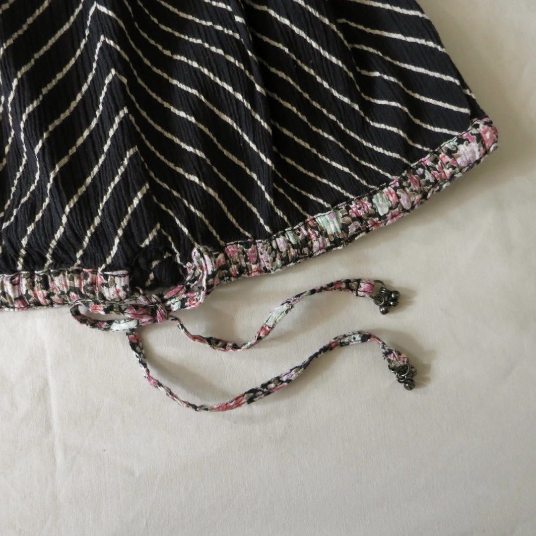 Roxy tube top tanktop (Kategori: Atasan) berada di Bandung. Dikirim oleh lulucutie (ID iklan 1450084472, Gambar 2). Deskripsi: masih bagus bangettt pas dipake lucu<3.