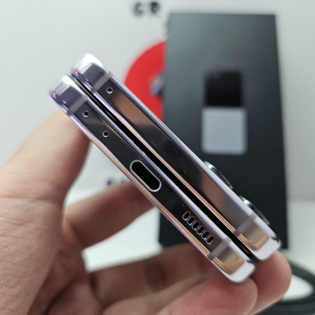Samsung Galaxy Z Flip 5 Lavender 8/256 Fullset No Minus (Kategori: Samsung) berada di Jakarta Pusat. Dikirim oleh igzstorekemayoran (ID iklan 1450067602, Gambar 3). Deskripsi: FAST RESPON WA: 087722016111 / 087722836661 (Garry) Samsung Galaxy Z Flip 5 -Ram: 8GB -Internal: 256GB Kondisi: -Resmi Indonesia SEIN -Fisik: 99% Mulus -LCD Aman tidak ada minus -KELENGKAPAN: Fullset Pembelian bisa dnegan cara: -OFFLINE DAtang Langsung Ke Store / TOKO HIJAU
