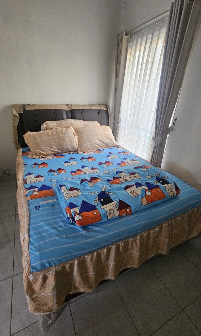 Seprei Bedcover 160×200 (Kategori: Perabotan Rumah) berada di Cileungsi. Dikirim oleh rendidner_ (ID iklan 1450074127, Gambar 1). Deskripsi: baru dibeli, dipake terus dilaundry, habis itu ada bercak dan bekas strika tapi bisa dipake banget.