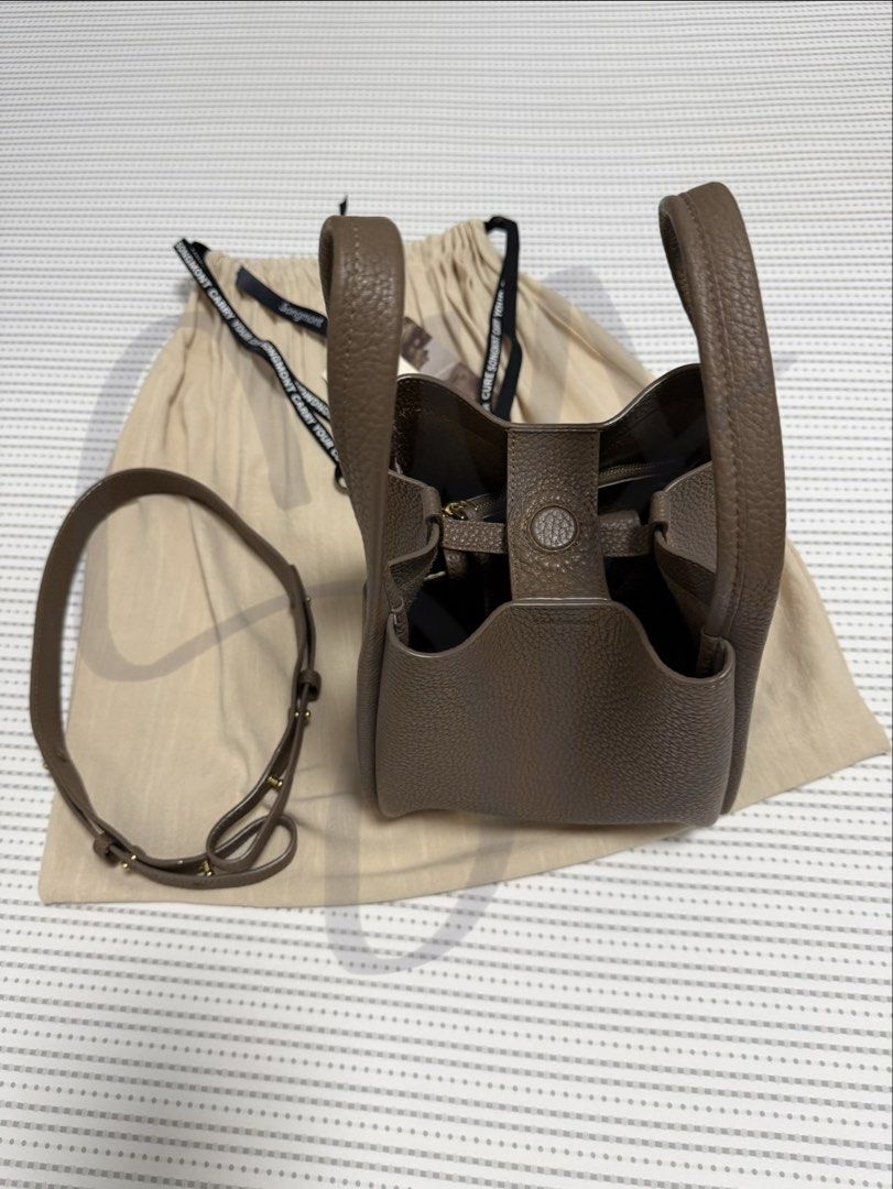Songmont Song Bag (Medium) (Category: Luxury Bags & Wallets) located in Manila. Submitted by kjeonsauce (Listing ID 1450011249, Image 1). Description: - 10/10 condition - Authentic (store bought) - Loc: Marikina - MOP: Gcash or bank transfer - MOD: Lalamove or Grab (c/o buyer) - DM for inqueries.