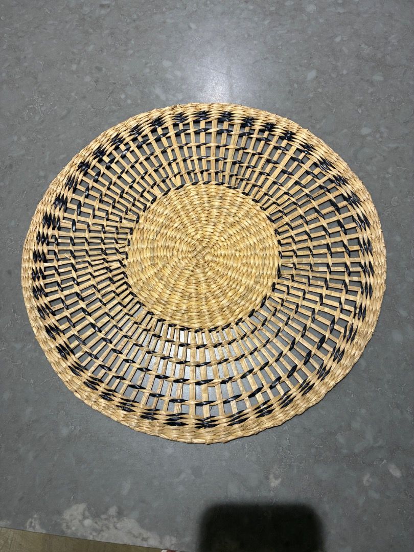Table Mat （分類：戶外家具）位於 Hong Kong。 由 elata 提交（商品編號 1449966939，圖片 1）。簡介： Elevate your dinning experience with this stunning, artisan-crafted table mat. Combining natural textures with striking dark accents - stylish and unique. HK$50 each. $180 for a set of four。