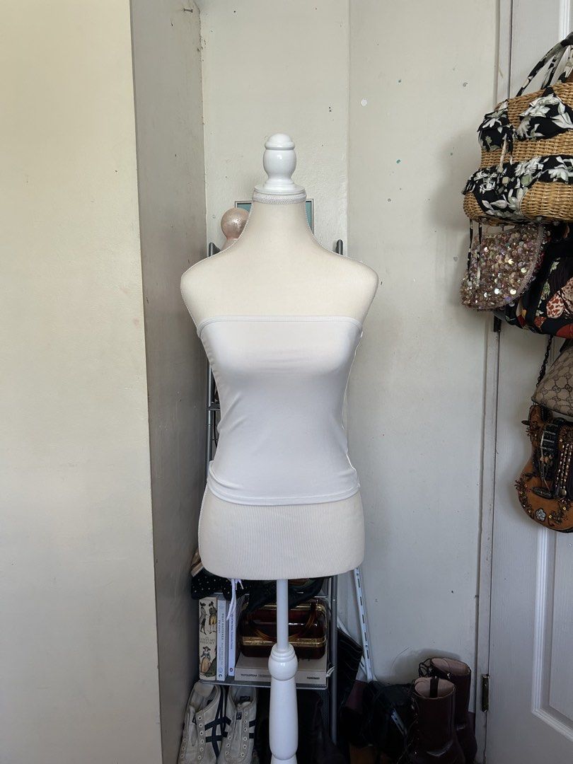 TANKAIR White Tube Top (Category: Sleeveless) located in Pasig City. Submitted by declutterwithme_agb (Listing ID 1450007090, Image 1). Description: - Basic white tube top - Brand: TANKAIR - Stretchy material for a comfortable fit - Versatile: wear on its own or layer - Effortlessly pairs with any outfit.