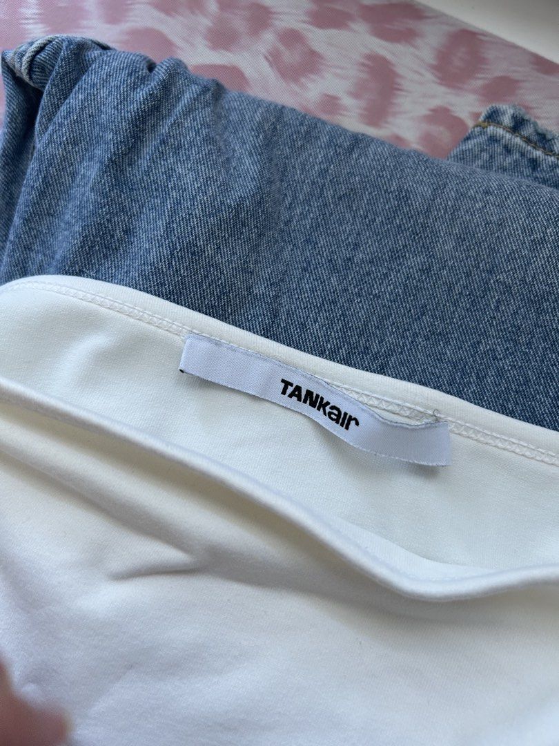 TANKAIR White Tube Top (Category: Sleeveless) located in Pasig City. Submitted by declutterwithme_agb (Listing ID 1450007090, Image 2). Description: - Basic white tube top - Brand: TANKAIR - Stretchy material for a comfortable fit - Versatile: wear on its own or layer - Effortlessly pairs with any outfit.
