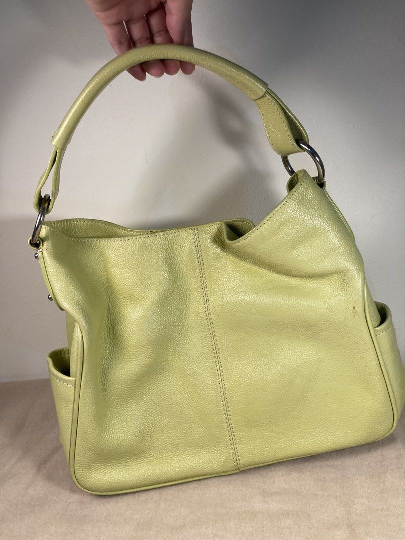 Tod's Hobo (Category: Luxury Bags & Wallets) located in Manila. Submitted by vintagefirstladyy_2.0 (Listing ID 1450120400, Image 3). Description: in really good condition and very convenient to use hobo!!.