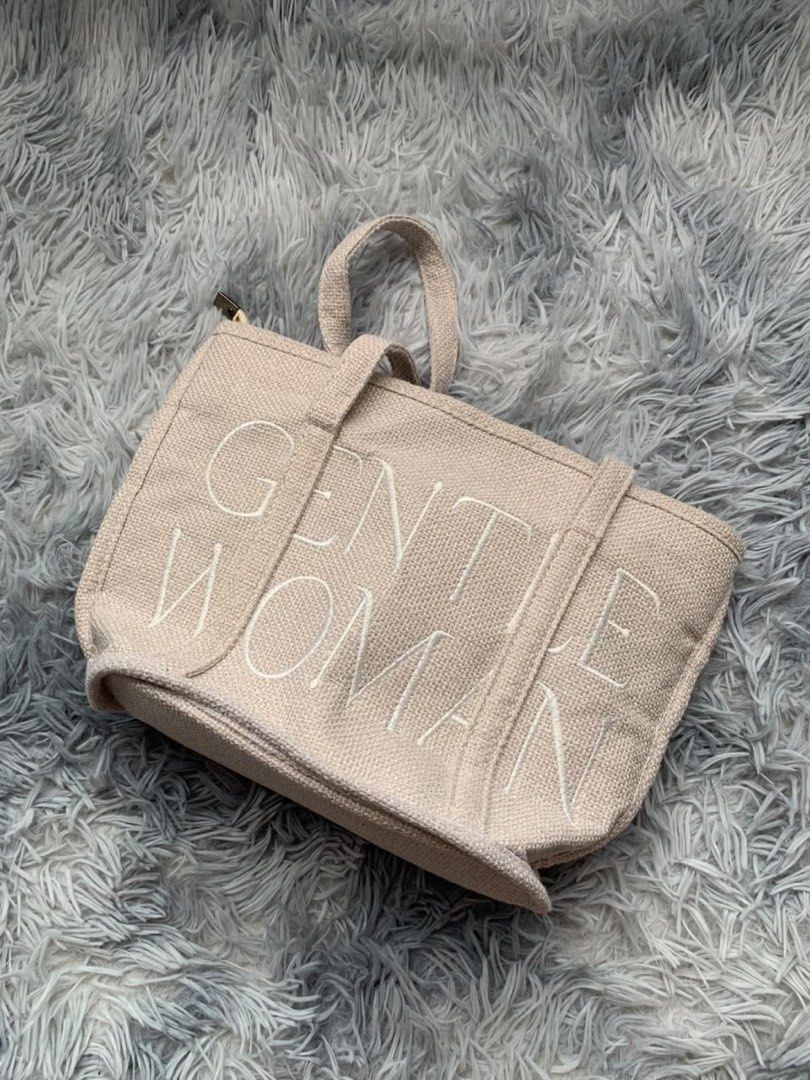 Tote Bag (Category: Tote Bags) located in Siliau. Submitted by gentlecloud_d63083 (Listing ID 1449972584, Image 1). Description: I will be moving out and wanna sell some of my stuff. .