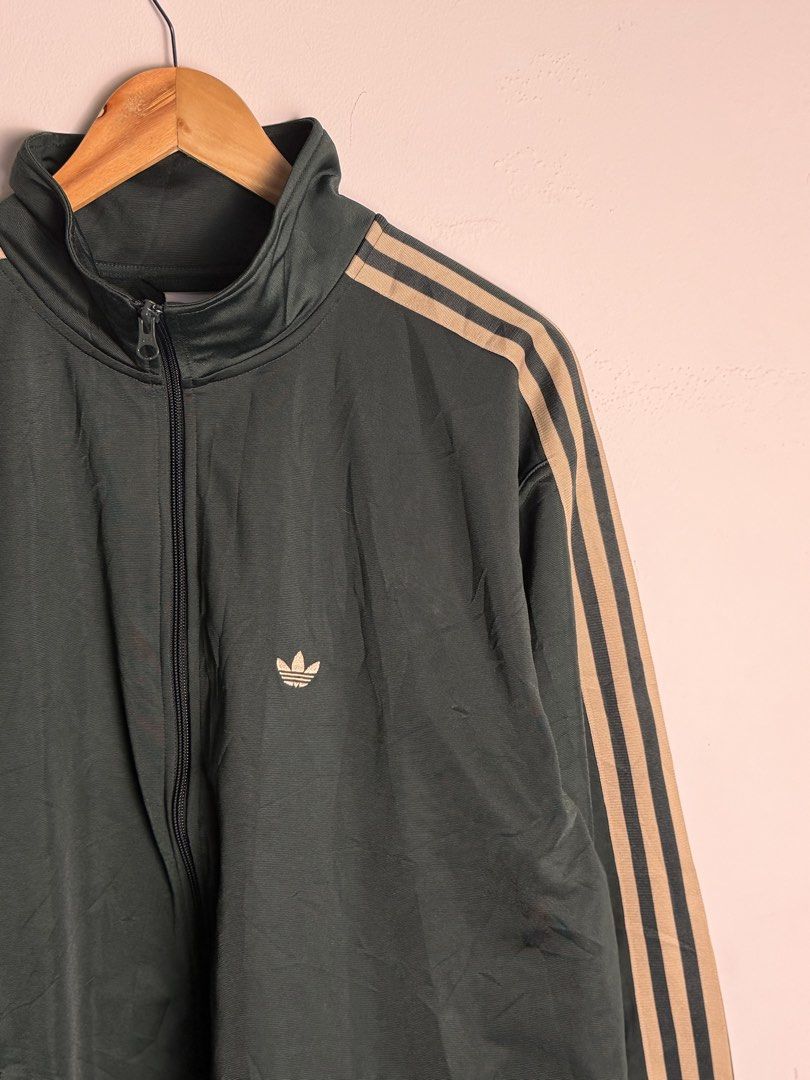 tracktop adidas (Category: Coats, Jackets and Outerwear) located in Padang Serai. Submitted by paktamkacamata (Listing ID 1450084180, Image 2). Description: Warna - hijau Condition - GOOD LIKE NEW ‼️ saiz - L waist 26 length 29 SEBELUM MEMBELI BOLE TENGOK GAMBAR DI ATAS SEBARANG PERTANYAAN BOLEH PM ITEM BUNDLE LIKE NEW ‼️.