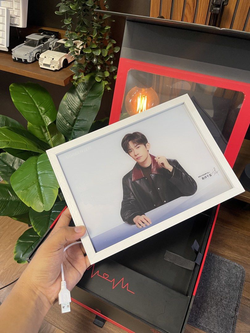 UGREEN Limited Edition Tech Accessory Set with Photo Frame (Category: Other Accessories) located in Manila. Submitted by jayveeuganiza (Listing ID 1450029442, Image 2). Description: Ugreen X Jackson yee What’s Inside the 5-in-1 Limited Edition Surprise Box: •UGREEN UNO 5,000mAh Magnetic Power Bank •UGREEN UNO 65W GaN Charger •UGREEN UNO 100W USB-C Cable •UGREEN UNO USB-C Hub •UGREEN UNO Phone Stand 🎁 Exclusive Jackson Yee Gifts: •Limited Edition