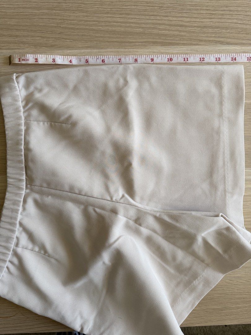 Uniqlo Beige Skort (Category: Skirts) located in Makati City. Submitted by declutterwithella (Listing ID 1449956167, Image 3). Description: Small No flaws Beige Uniqlo .