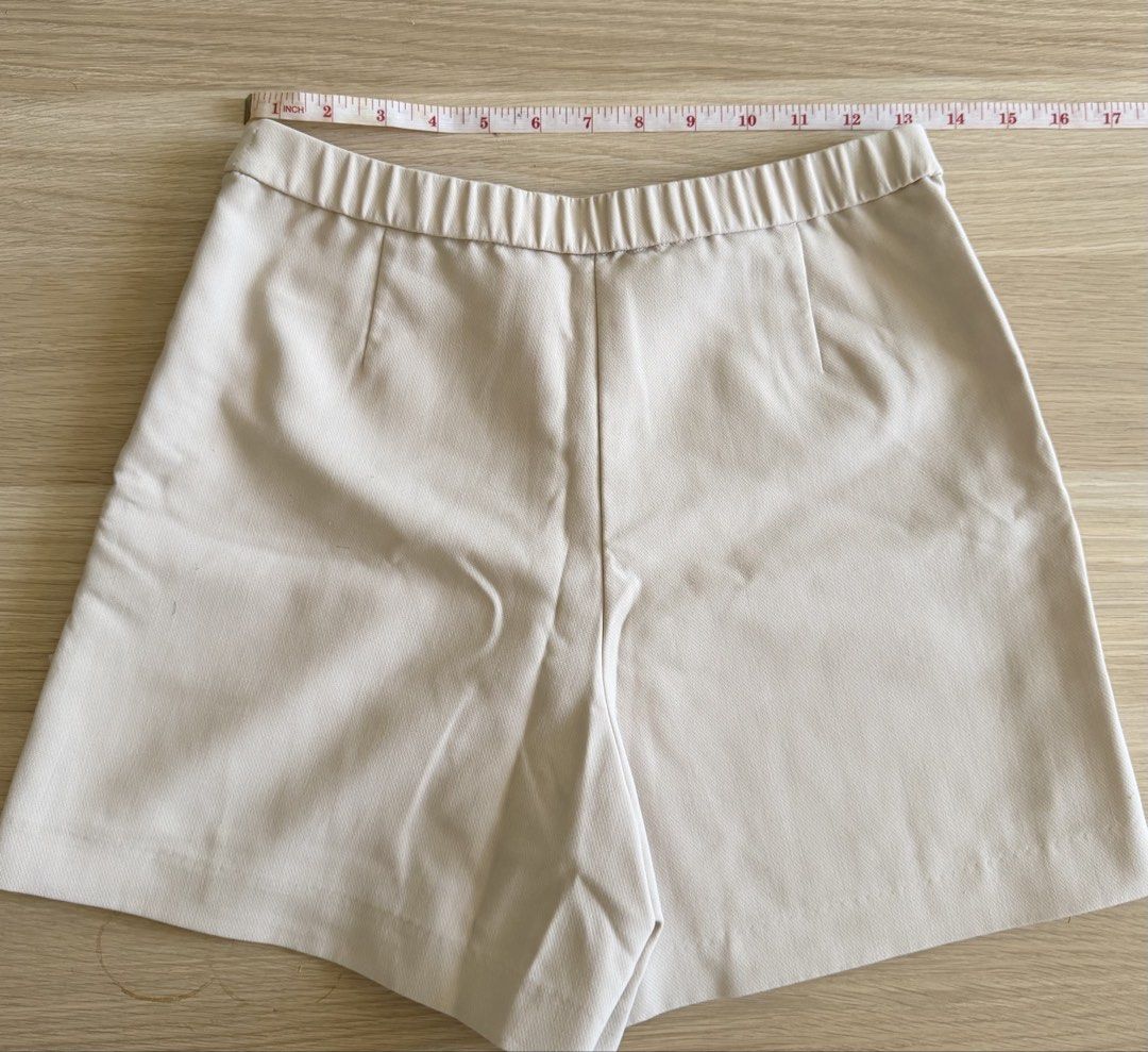 Uniqlo Beige Skort (Category: Skirts) located in Makati City. Submitted by declutterwithella (Listing ID 1449956167, Image 2). Description: Small No flaws Beige Uniqlo .