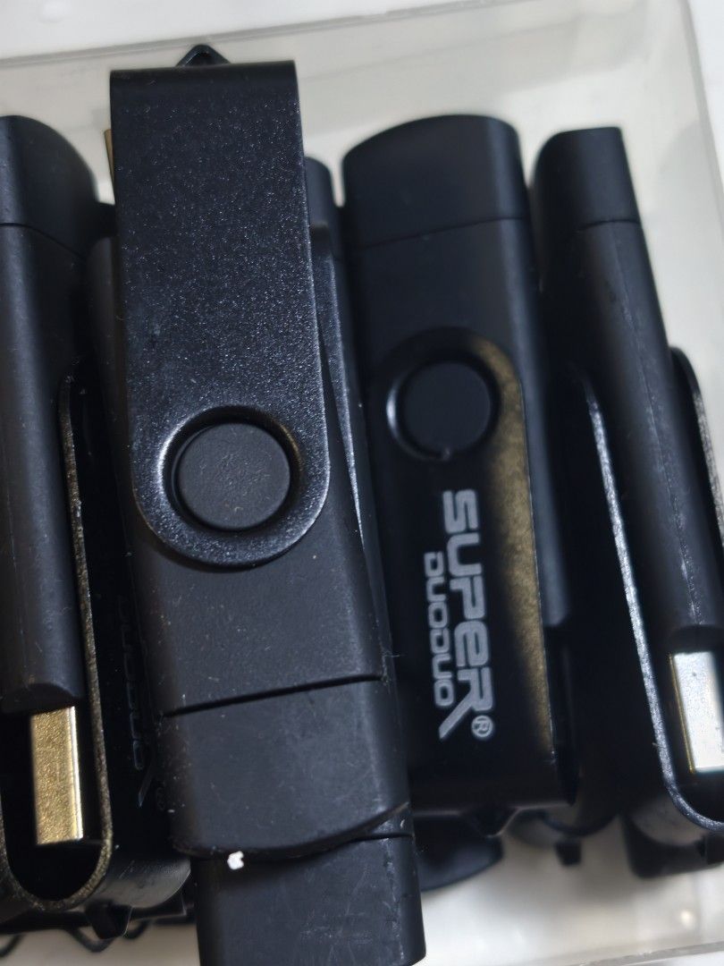 全新USB 手指64G 32G （分類：硬碟及儲存器）位於 Hong Kong。 由 princeedward331 提交（商品編號 1450069867，圖片 3）。簡介： 全新 brand New 32G/$40;$100/3 64G/$60;$150/3 貨量不多，售完即止。 平日多數晚上6:45左右，南昌，太子，假日再夾。 夾啱時間，可在 以下地點交收。深水埗，太子-荃灣，大角咀，南昌，旺角東,土瓜灣，黄埔。Trade at Prince Edward or Nam Cheong station or mong kok east 可以郵寄或順豐速遞。 仲有大量其他好貨品，包羅萬有，男人世界！汽車，電單車，名牌，電子産品，遊戲機。。 實有啱你心水㩒入去上面綠色LINK。