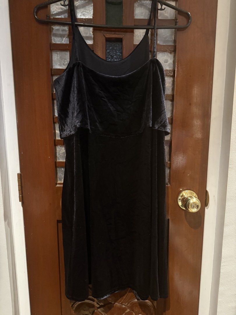 Velvet Ruffle Mini Dress (Category: Dresses) located in Pasig City. Submitted by fashion_alpha (Listing ID 1450050666, Image 2). Description: .