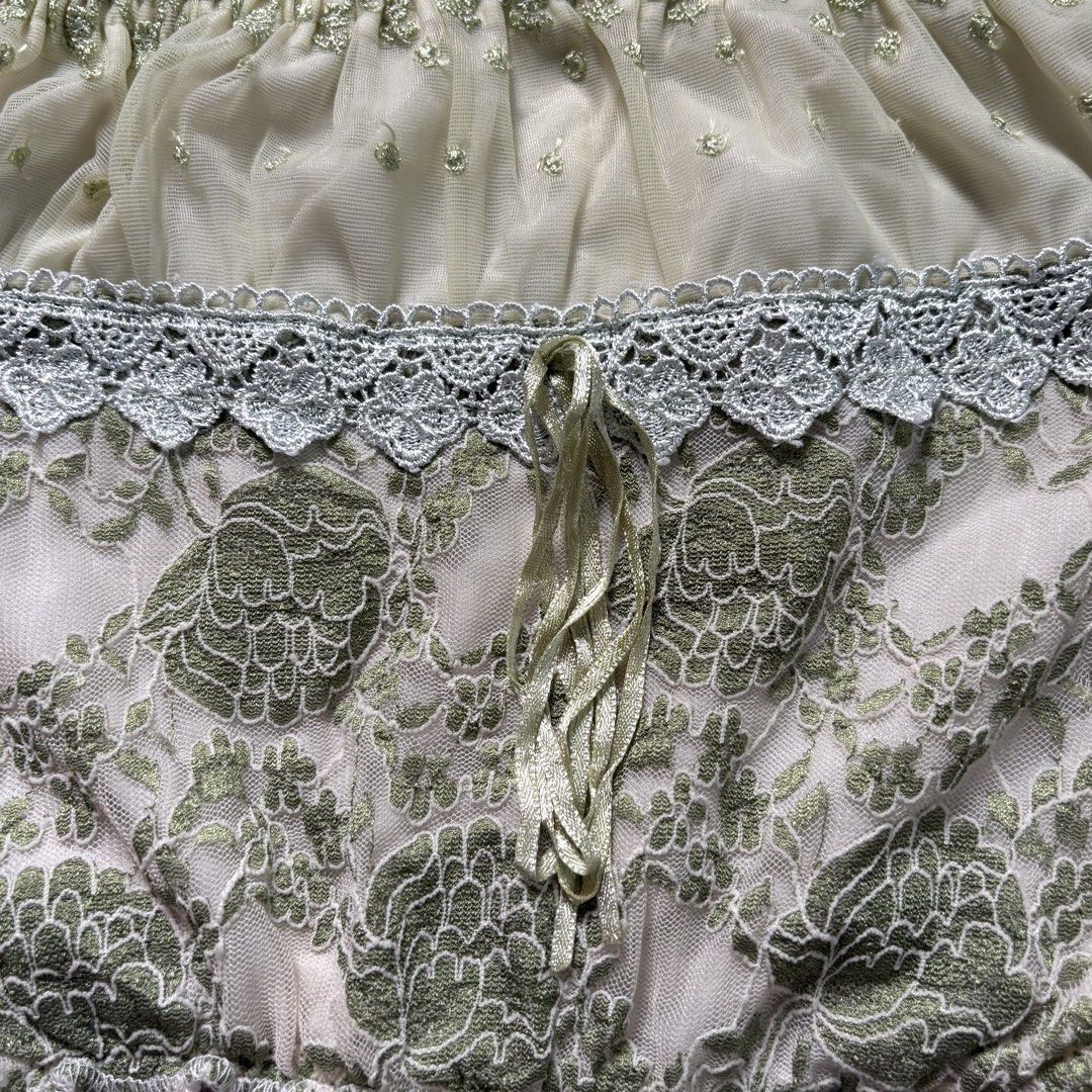 Vintage Fairycore off-shoulder top (Category: Blouses) located in Murcia. Submitted by shansdecluttering (Listing ID 1450009795, Image 3). Description: Vintage lace top Fits xs-small.