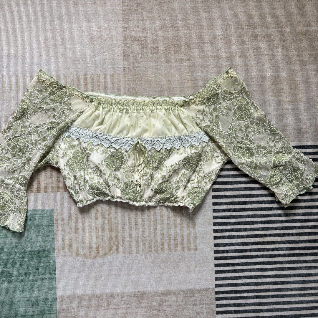 Vintage Fairycore off-shoulder top (Category: Blouses) located in Murcia. Submitted by shansdecluttering (Listing ID 1450009795, Image 1). Description: Vintage lace top Fits xs-small.