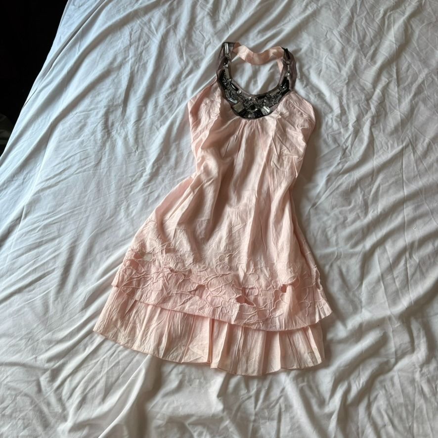 vintage pink dress with rhinestone neck y2k (Kategori: Gaun & Rok) berada di Denpasar. Dikirim oleh savethefit (ID iklan 1450058936, Gambar 1). Deskripsi: bisa lewat oyen ya🧡 ukuran Lingkar dada (LD) & panjang ada di gambar .