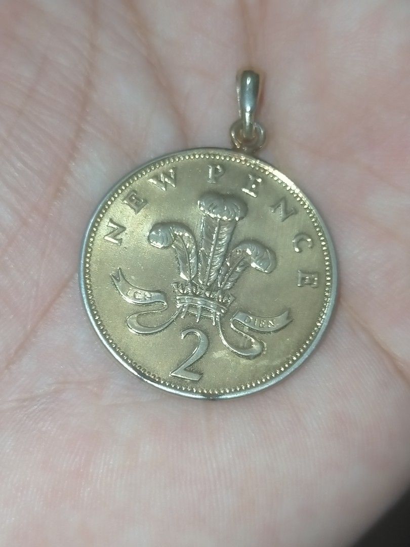 Vintage Queen Elizabeth Pendant (Category: Charms) located in Cebu City. Submitted by luv2shop8 (Listing ID 1450040172, Image 2). Description: .