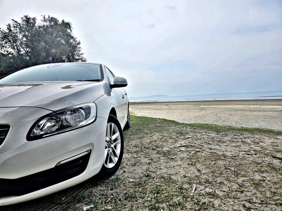 Volvo S60 T2 (A) (Category: Used Cars) located in Singapore. Submitted by 7hardhead7 (Listing ID 1450017096, Image 2). Description: Bulletproof car with excellent FC can go 1200km on a tank with a light foot. Built cruiser with decent power and cheap road tax (1.5L). Has been a great companion and served me well. Zero accidents since new. Car serviced and road tax paid to last till Coe ends. High parf + body value of 14k++ when scrap. In excellen