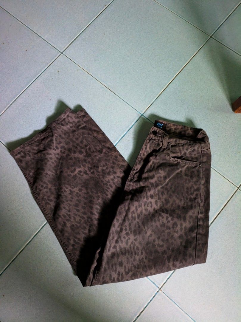 VVTiko Leopard Baggy Pants, Free SF (Category: Jeans) located in Iba. Submitted by jugooo (Listing ID 1450054657, Image 1). Description: Dimes: 30-31W 41L Very excellent condition 600 Free ship 📍Zambales.