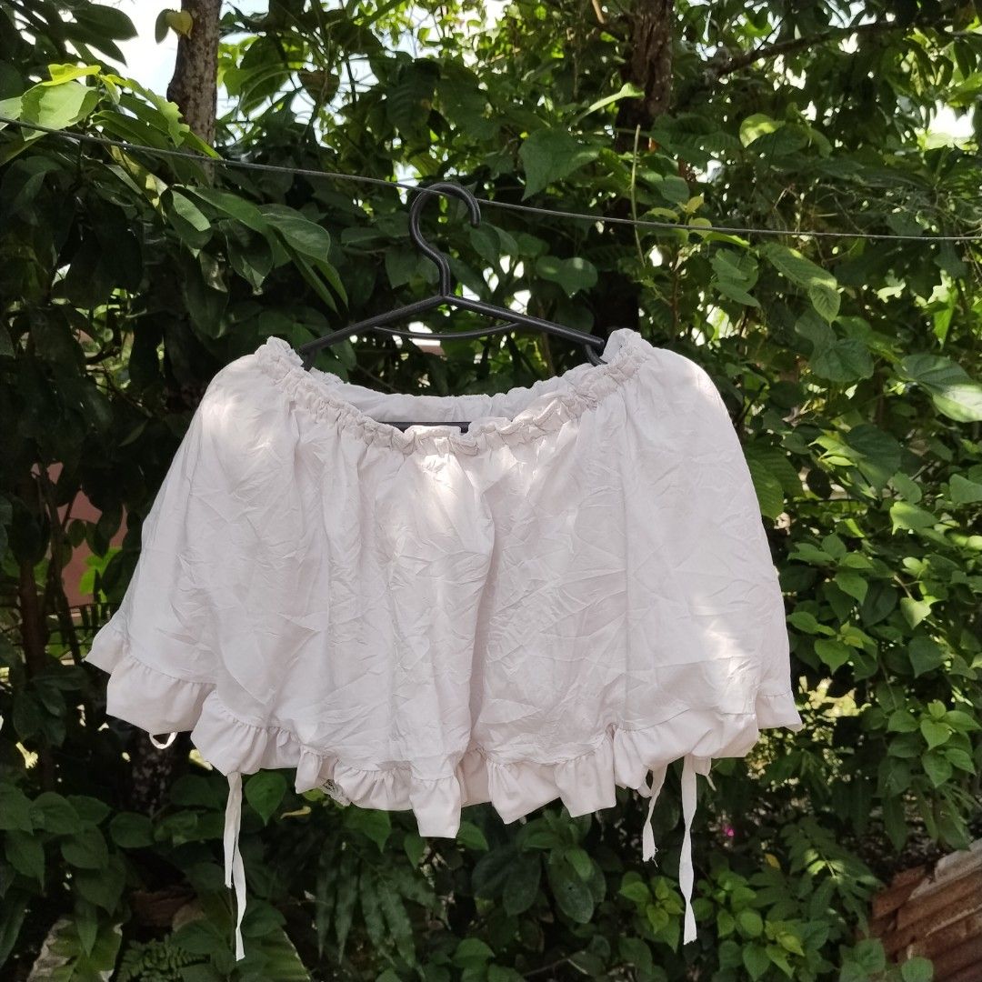 White Bubble Skirt (Category: Skirts) located in Daraga. Submitted by timeless_thread (Listing ID 1449959713, Image 1). Description: mine 350.