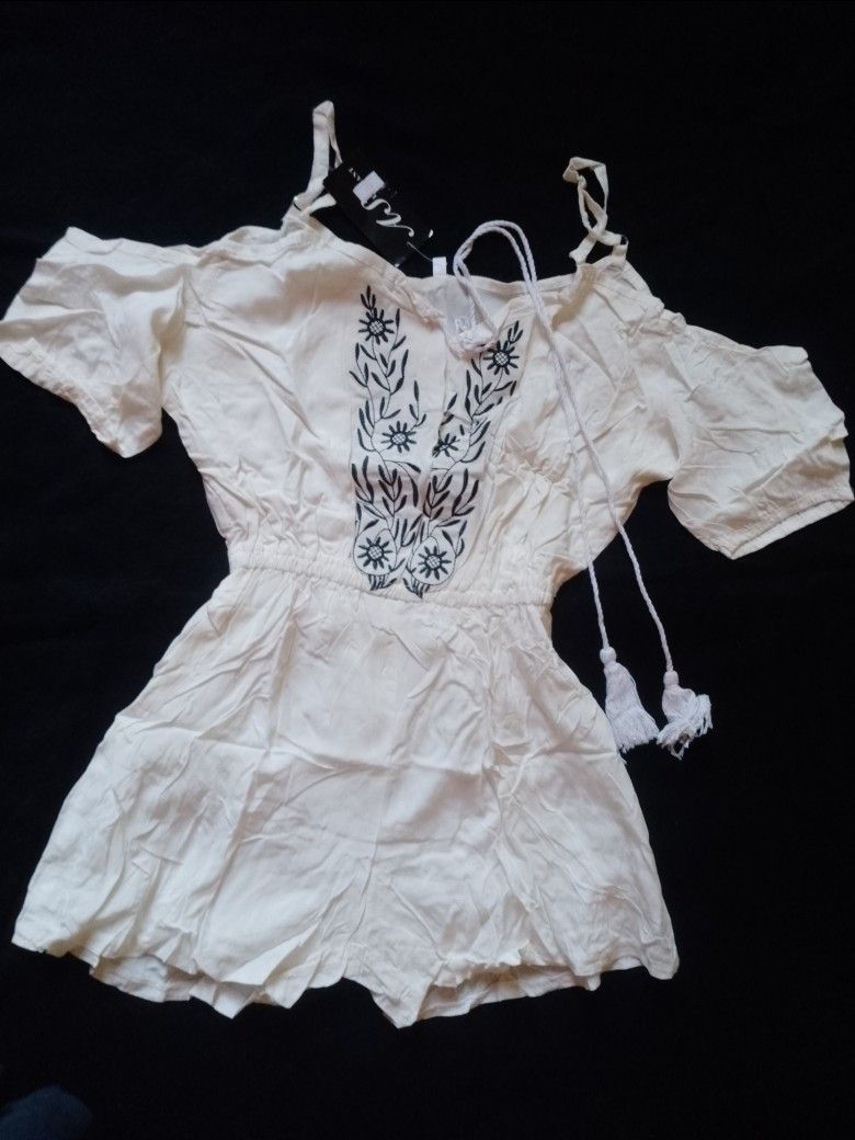White Cold Shoulder Romper with Tassel Detail (Category: Rompers) located in Pasig City. Submitted by marjukka (Listing ID 1450039842, Image 3). Description: - Cute white romper - Cold shoulder design with short sleeves - Drawstring waist for a customizable fit - Beautiful embroidered detail on the front - Tassel ties at the neckline for a bohemian touch - Ideal for casual wear or beach adventures.