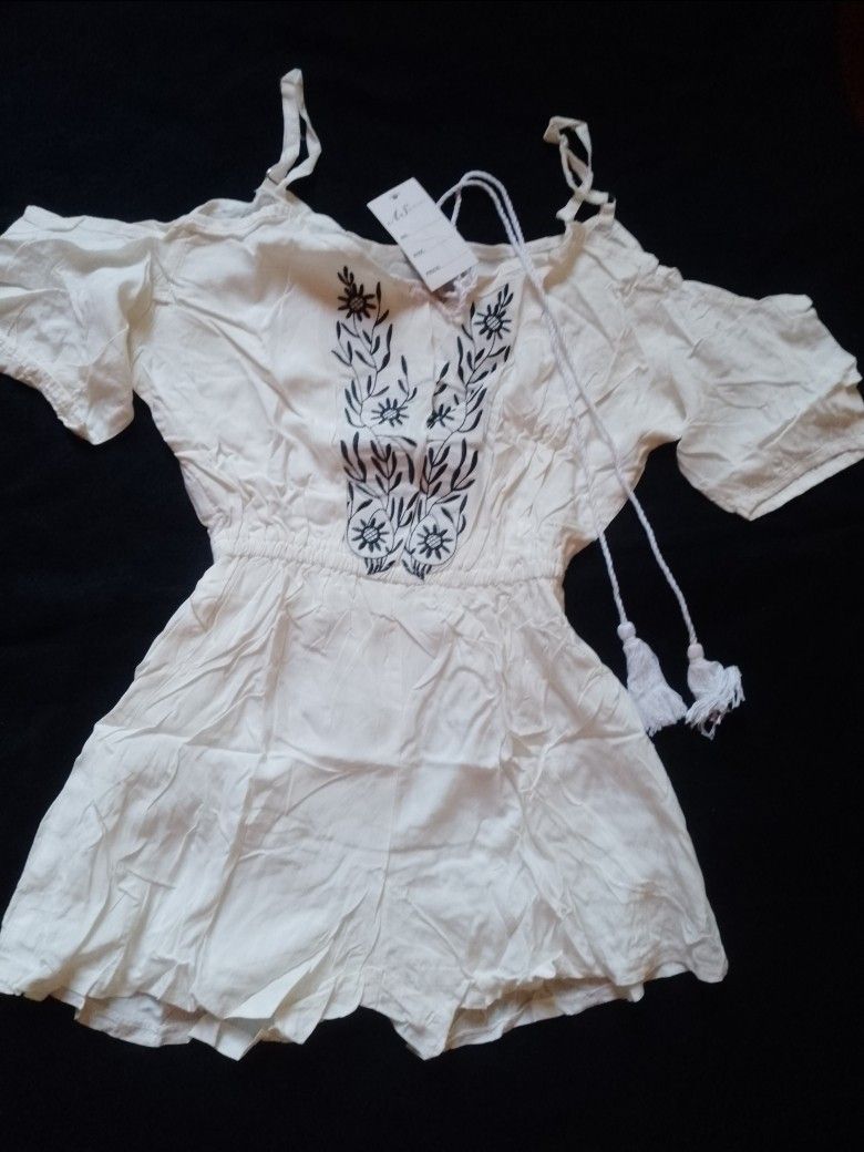 White Cold Shoulder Romper with Tassel Detail (Category: Rompers) located in Pasig City. Submitted by marjukka (Listing ID 1450039842, Image 1). Description: - Cute white romper - Cold shoulder design with short sleeves - Drawstring waist for a customizable fit - Beautiful embroidered detail on the front - Tassel ties at the neckline for a bohemian touch - Ideal for casual wear or beach adventures.