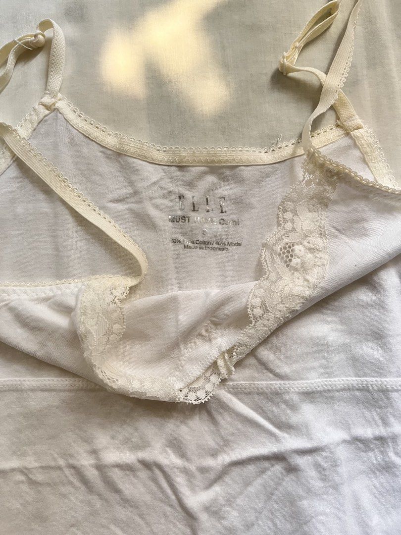 White Lace Trim Camisole Top (Category: Sleeveless) located in San Pablo. Submitted by el.aryll (Listing ID 1450055736, Image 2). Description: .