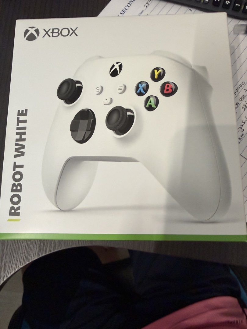 Xbox controller wireless (Category: Controllers) located in Singapore. Submitted by lumithegoat (Listing ID 1449976224, Image 3). Description: Rlly rlly good condi as seen in pictures Working perfectly fine Ready for gaming Plug and play come with ori package and cable .