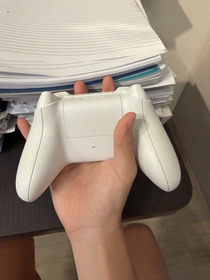 Xbox controller wireless (Category: Controllers) located in Singapore. Submitted by lumithegoat (Listing ID 1449976224, Image 2). Description: Rlly rlly good condi as seen in pictures Working perfectly fine Ready for gaming Plug and play come with ori package and cable .