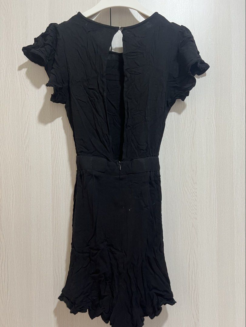 Zalora black playsuit with keyhole back and side pockets (Category: Jumpsuits) located in Antipolo. Submitted by YouNeed2BuyDis (Listing ID 1450019441, Image 3). Description: Fits xs to s Payment methods: GCash, BPI Delivery Options (shouldered by buyer): Lalamove or Grab or J&T ***Order booking/Deliveries will be done during weekends only*** In very good condition and nice fabric PLEASE MANAGE YOUR EXECTATIONS. PRELOVED ITEMS | NO CANCELLATION L
