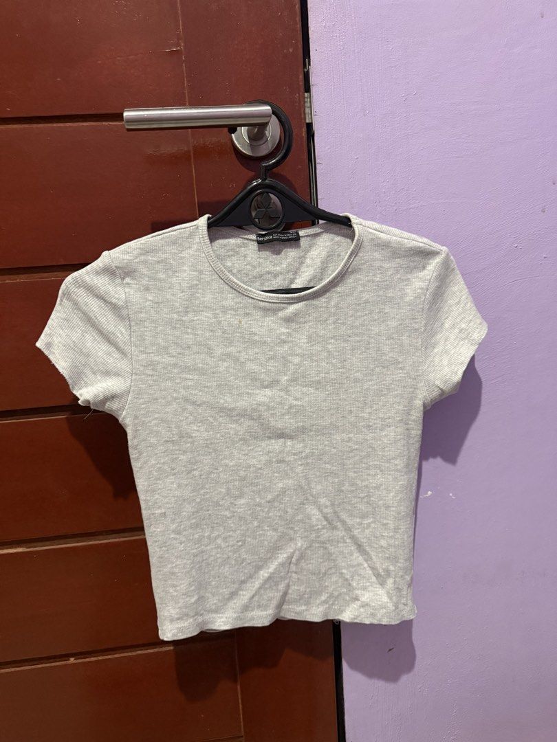 Zara Croptop (Category: Shirts) located in San Mateo. Submitted by cdecluttering_ (Listing ID 1449952652, Image 2). Description: .