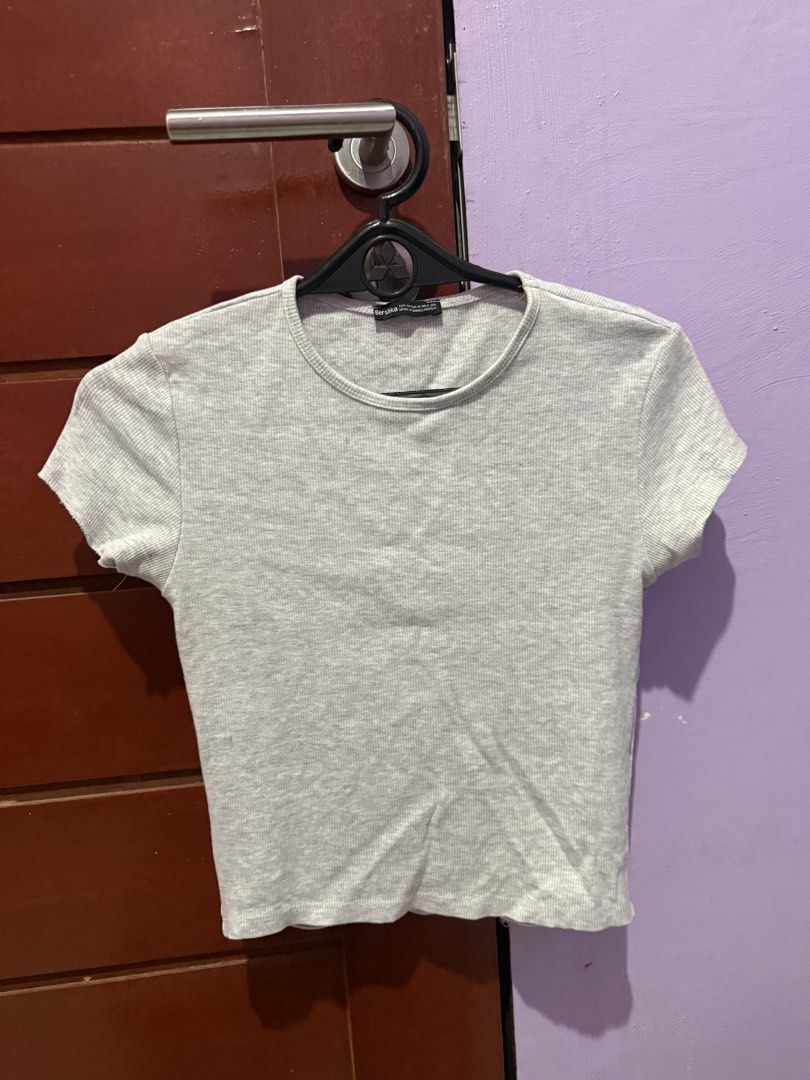 Zara Croptop (Category: Shirts) located in San Mateo. Submitted by cdecluttering_ (Listing ID 1449952652, Image 1). Description: .