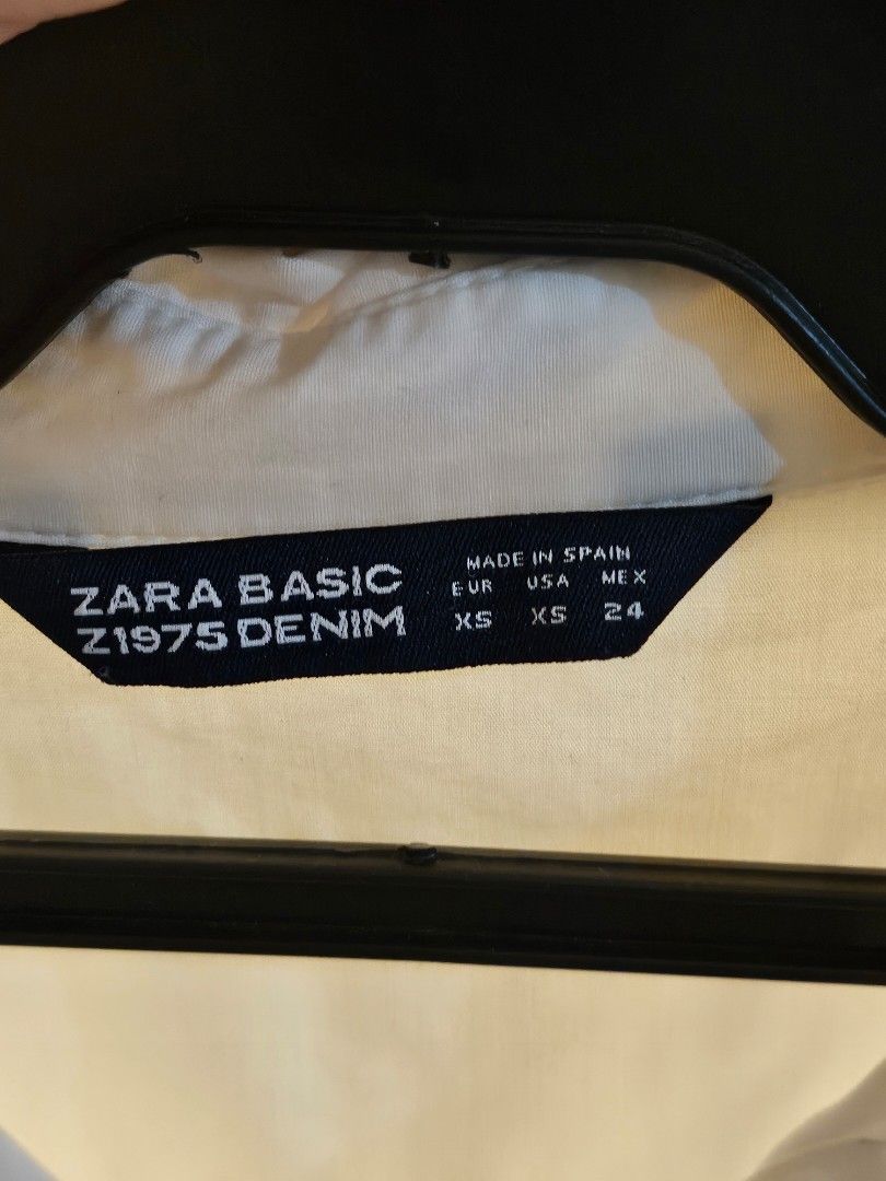 Zara Long Sleeves (Category: Shirts) located in Mandaluyong City. Submitted by efril.pecson (Listing ID 1450086918, Image 3). Description: - Zara Basic white button-up shirt - Size XS - Unique black striped detail at the hem - Long sleeves with button cuffs - Single chest pocket - Made in Spain - Oversized fits M.
