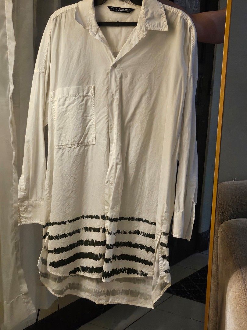 Zara Long Sleeves (Category: Shirts) located in Mandaluyong City. Submitted by efril.pecson (Listing ID 1450086918, Image 1). Description: - Zara Basic white button-up shirt - Size XS - Unique black striped detail at the hem - Long sleeves with button cuffs - Single chest pocket - Made in Spain - Oversized fits M.