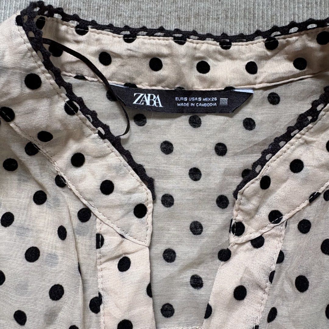 Zara Polka Dot Top (Category: Blouses) located in Murcia. Submitted by shansdecluttering (Listing ID 1450010444, Image 2). Description: Fits small-medium.
