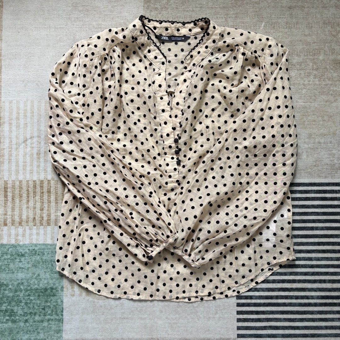 Zara Polka Dot Top (Category: Blouses) located in Murcia. Submitted by shansdecluttering (Listing ID 1450010444, Image 1). Description: Fits small-medium.
