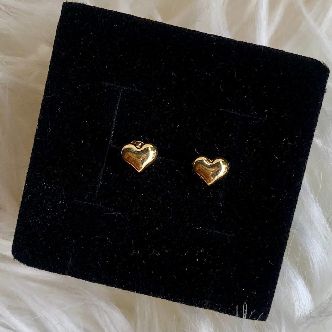18K Gold Heart Stud Earrings (Category: Earrings) located in Salay. Submitted by chungstuff (Listing ID 1450292169, Image 3). Description: SOLD PER PAIR, NOT PER GRAM 0.40-0.45g est 6mm heart stud earrings 18k saudi gold Loc: Misamis, Oriental Buyer will shoulder the shipping fee lbc cod will do, dp ₱1,000 for cheaper sf, payment first po. .