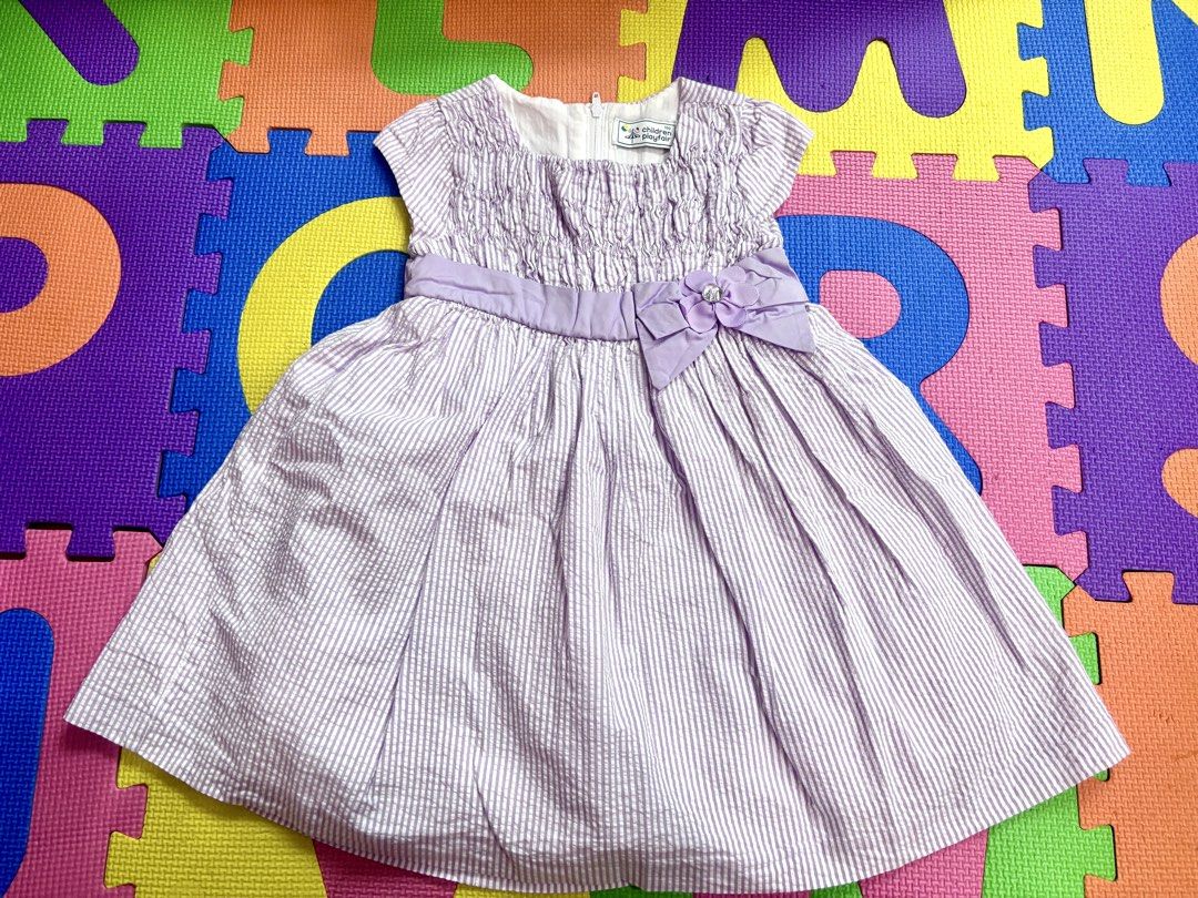 💕高質 2-3 歲 size 100 Children Playtime 紫色 條紋泡泡紗 連衣裙 連身裙 new born baby toddler clothes 衣服 幼兒 幼童 小童 小朋友 dress birthday interview party 面試裙 飲宴 生日會 （分類：嬰兒及小童流行時尚）位於 Hong Kong。 由 ytw2021 提交（商品編號 1450243046，圖片 1）。簡介： 呢件Childrens Playtime連衣裙，紫色幼條紋泡泡紗質地，好透氣。胸口有褶皺設計，腰間有絲帶蝴蝶結裝飾，好可愛。裙身有傘裙效果，著起身好靚。適合小朋友著去玩或者參加派對。拉鍊開合。。