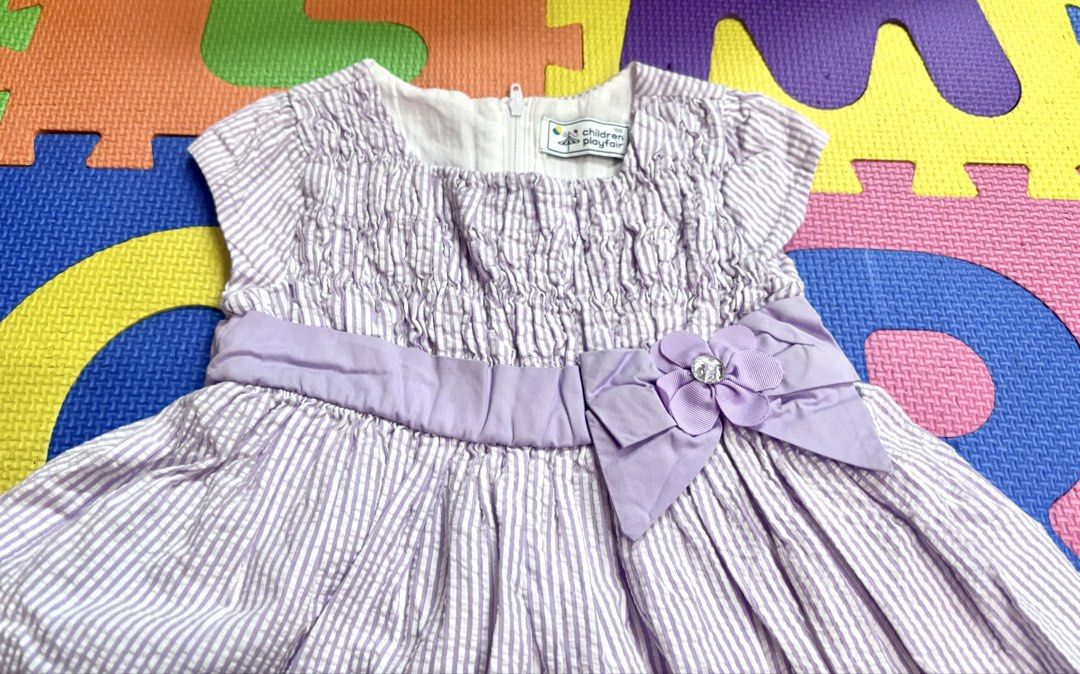 💕高質 2-3 歲 size 100 Children Playtime 紫色 條紋泡泡紗 連衣裙 連身裙 new born baby toddler clothes 衣服 幼兒 幼童 小童 小朋友 dress birthday interview party 面試裙 飲宴 生日會 （分類：嬰兒及小童流行時尚）位於 Hong Kong。 由 ytw2021 提交（商品編號 1450243046，圖片 3）。簡介： 呢件Childrens Playtime連衣裙，紫色幼條紋泡泡紗質地，好透氣。胸口有褶皺設計，腰間有絲帶蝴蝶結裝飾，好可愛。裙身有傘裙效果，著起身好靚。適合小朋友著去玩或者參加派對。拉鍊開合。。