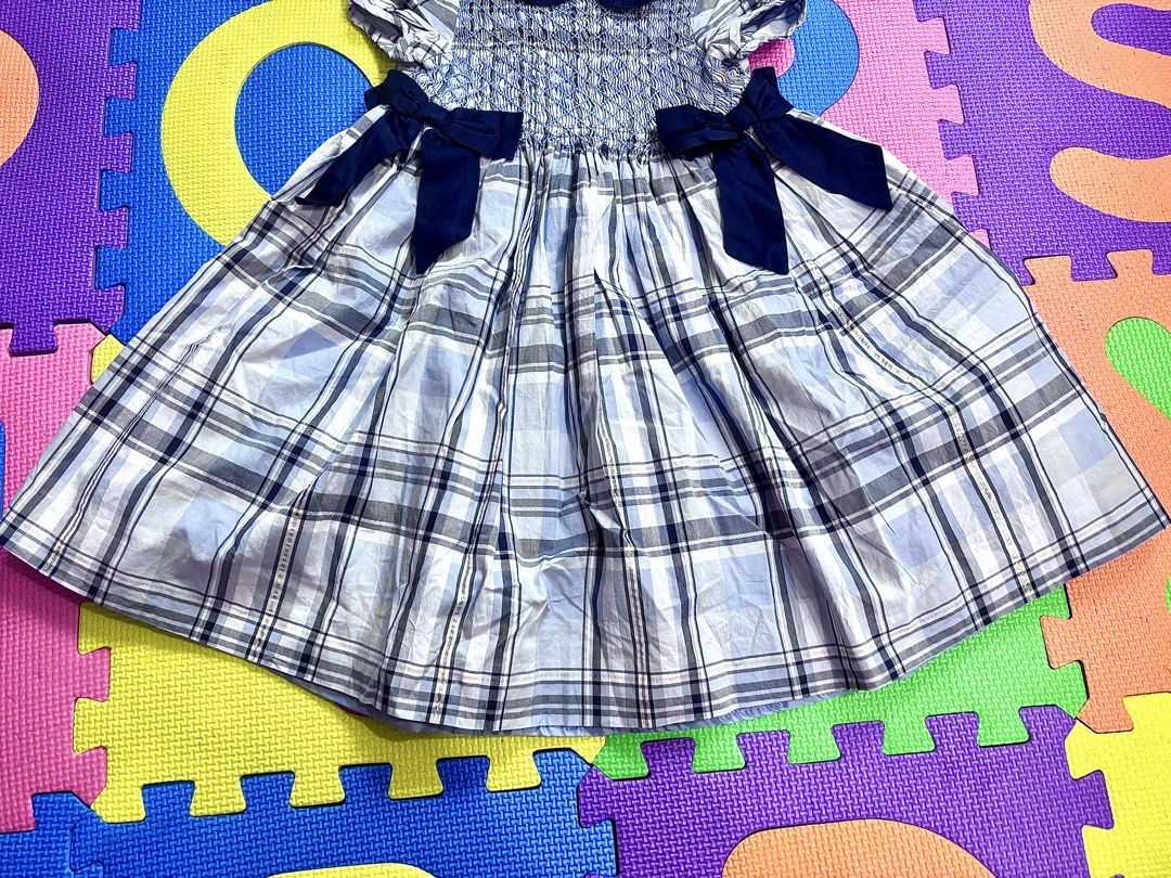 💙 高質極罕 Janie and Jack 2-3 year old size 100 藍色 英倫格 連身裙 面試裙 生日會 飲宴 new born baby toddler clothes 衣服 幼兒 幼童 小童 小朋友 dress interview birthday party 證件相 有領服 面試相 （分類：嬰兒及小童流行時尚）位於 Hong Kong。 由 ytw2021 提交（商品編號 1450244349，圖片 3）。簡介： 內有幾層紗 裙腳廷身立體 呢件格子連身裙好靚呀，有埋領位同袖位嘅褶皺設計，仲有兩個 navy blue 絲帶蝴蝶結裝飾。裙身係格仔圖案，下面仲有層紗裙打底，著起上嚟好蓬鬆。適合小朋友著去 party 或者影相。。