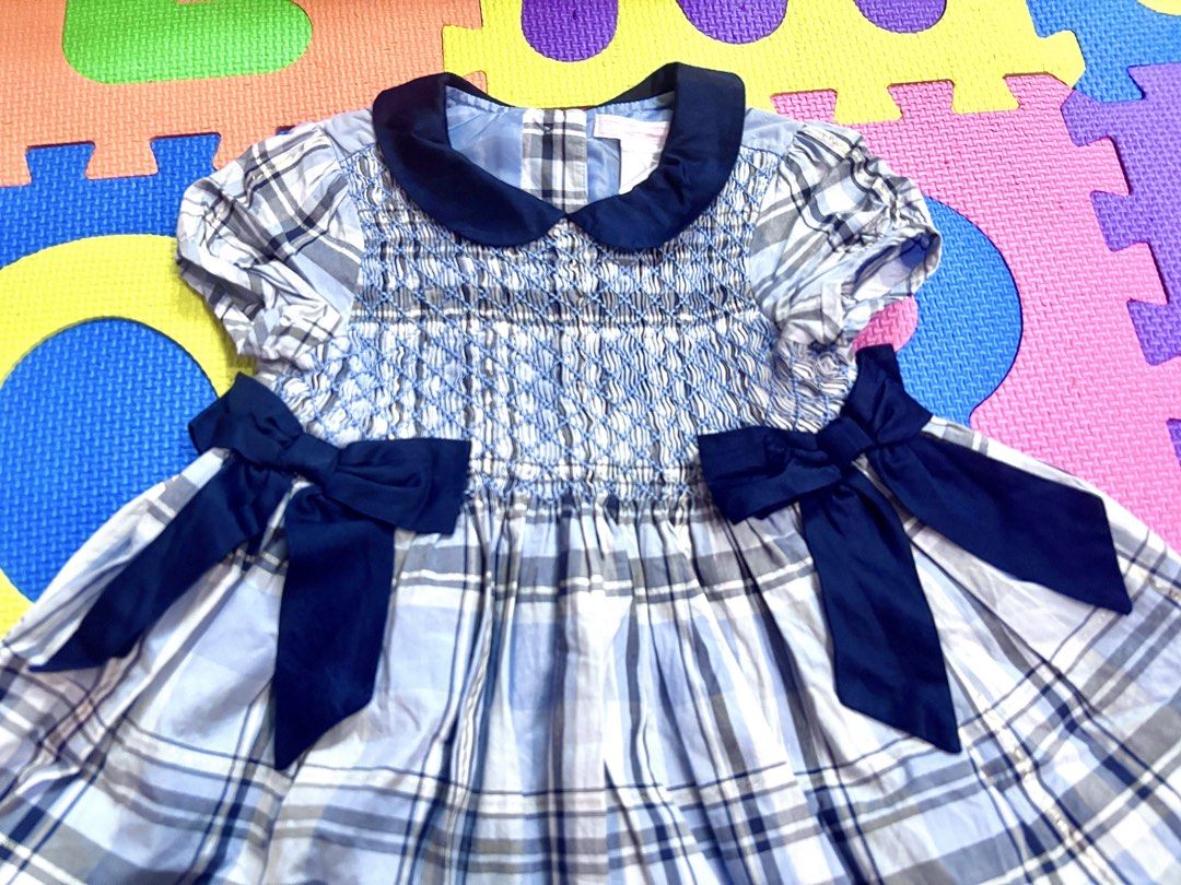 💙 高質極罕 Janie and Jack 2-3 year old size 100 藍色 英倫格 連身裙 面試裙 生日會 飲宴 new born baby toddler clothes 衣服 幼兒 幼童 小童 小朋友 dress interview birthday party 證件相 有領服 面試相 （分類：嬰兒及小童流行時尚）位於 Hong Kong。 由 ytw2021 提交（商品編號 1450244349，圖片 2）。簡介： 內有幾層紗 裙腳廷身立體 呢件格子連身裙好靚呀，有埋領位同袖位嘅褶皺設計，仲有兩個 navy blue 絲帶蝴蝶結裝飾。裙身係格仔圖案，下面仲有層紗裙打底，著起上嚟好蓬鬆。適合小朋友著去 party 或者影相。。