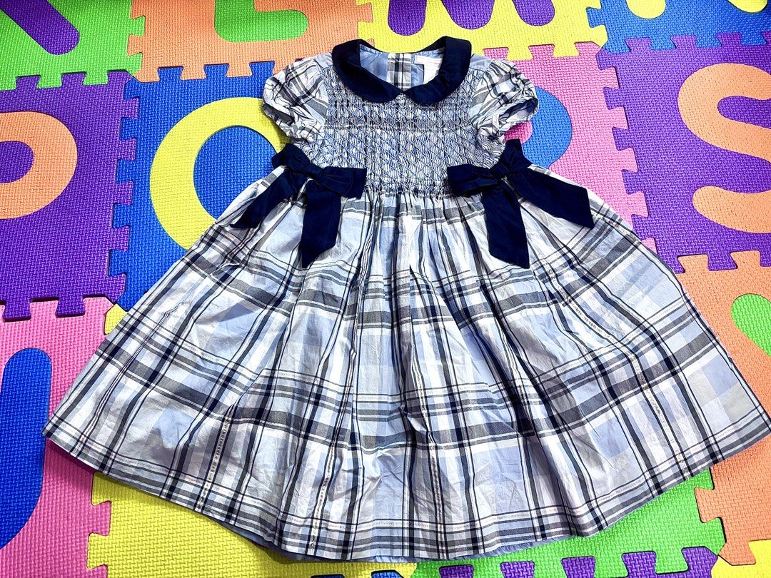 💙 高質極罕 Janie and Jack 2-3 year old size 100 藍色 英倫格 連身裙 面試裙 生日會 飲宴 new born baby toddler clothes 衣服 幼兒 幼童 小童 小朋友 dress interview birthday party 證件相 有領服 面試相 （分類：嬰兒及小童流行時尚）位於 Hong Kong。 由 ytw2021 提交（商品編號 1450244349，圖片 1）。簡介： 內有幾層紗 裙腳廷身立體 呢件格子連身裙好靚呀，有埋領位同袖位嘅褶皺設計，仲有兩個 navy blue 絲帶蝴蝶結裝飾。裙身係格仔圖案，下面仲有層紗裙打底，著起上嚟好蓬鬆。適合小朋友著去 party 或者影相。。