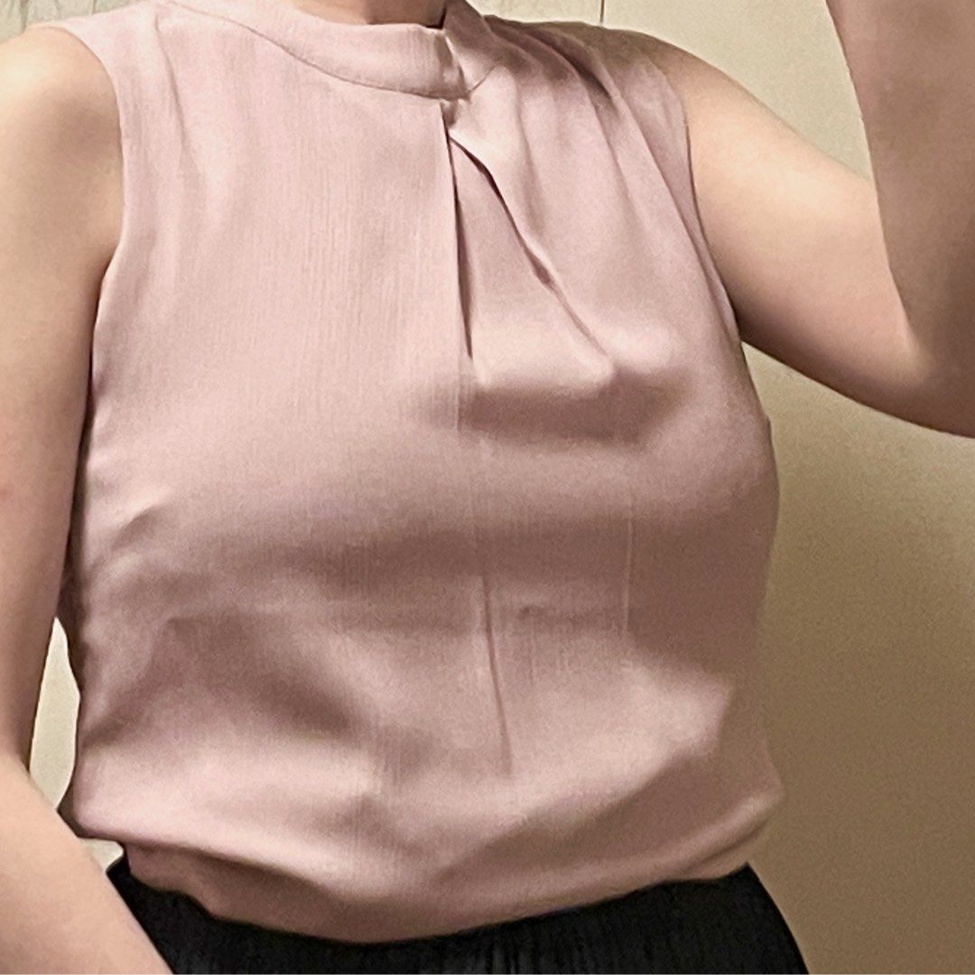 粉紅色仿紗背心上衣 斯文 OL Pink Chiffon Sleeveless Blouse （分類：襯衫）位於 Hong Kong。 由 CarlinThePug 提交（商品編號 1449106611，圖片 1）。簡介： 肩闊約31cm 衣長約60cm長 鈕扣邊有些少脫色（圖四）介意者不要購買 大埔墟火車站交收 或 本地平郵加$5 或 順豐到付。