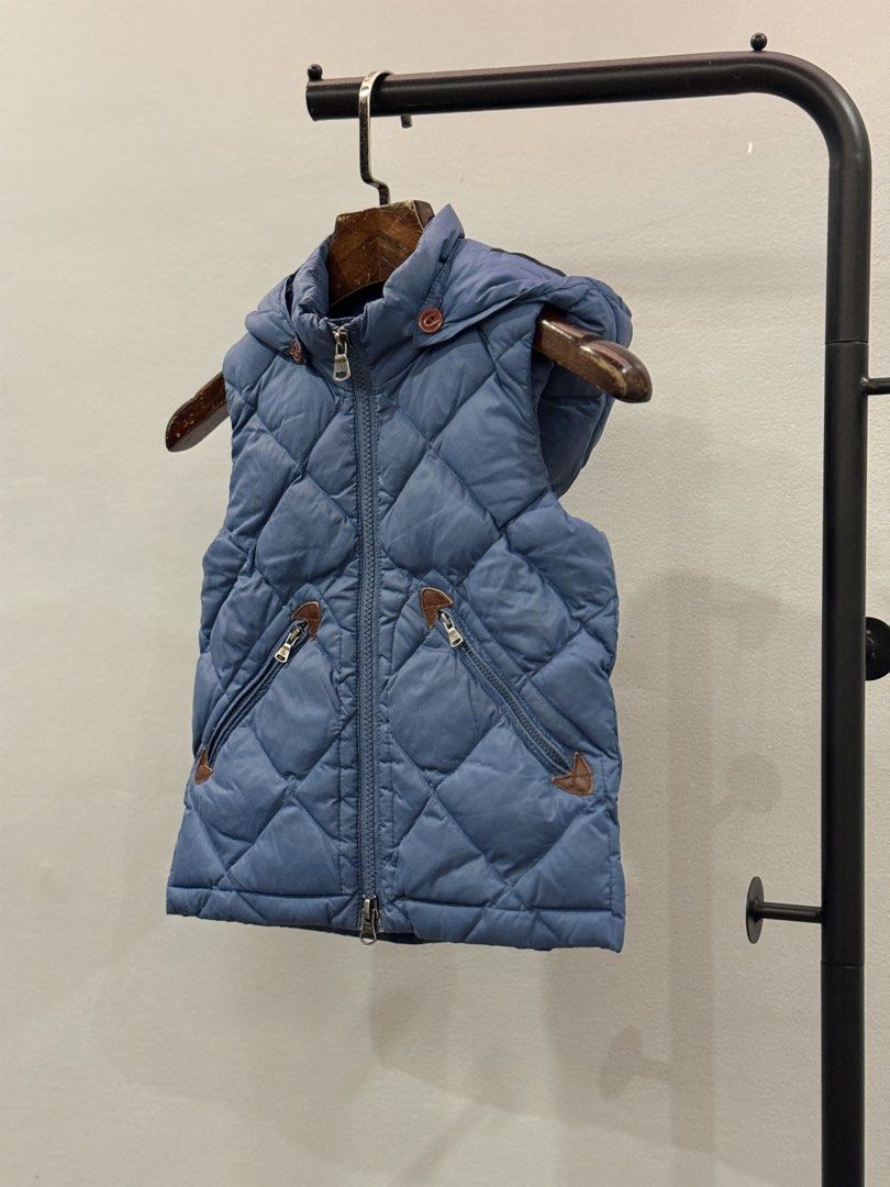 AIGLE KIDS WHITE GOOSE DOWN VEST (Category: Babies & Kids Fashion) located in Dagupan City. Submitted by size.spectrum (Listing ID 1450296359, Image 2). Description: FOR 4 YEARS OLD LIKE NEW 📍PANGASINAN 🚚J&T 🏦GCASH .